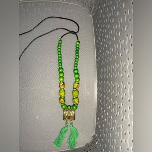 Green necklace with metal pendant, one size ArtikCrafts.